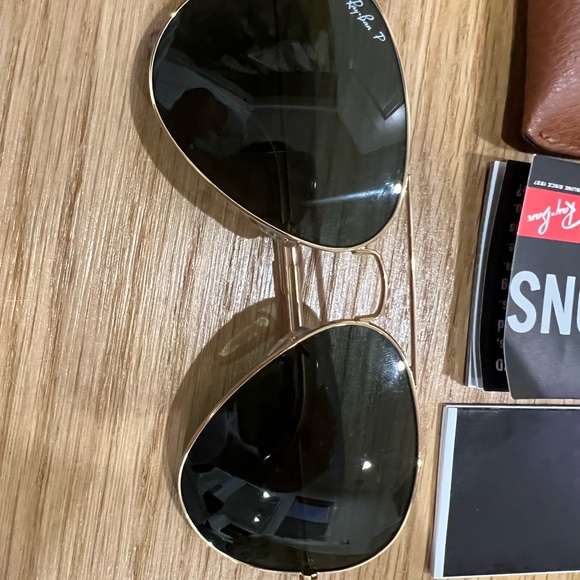 Brand new, never worn. Ray-Ban aviators polarized in black and gold.unisex! - Picture 7 of 9